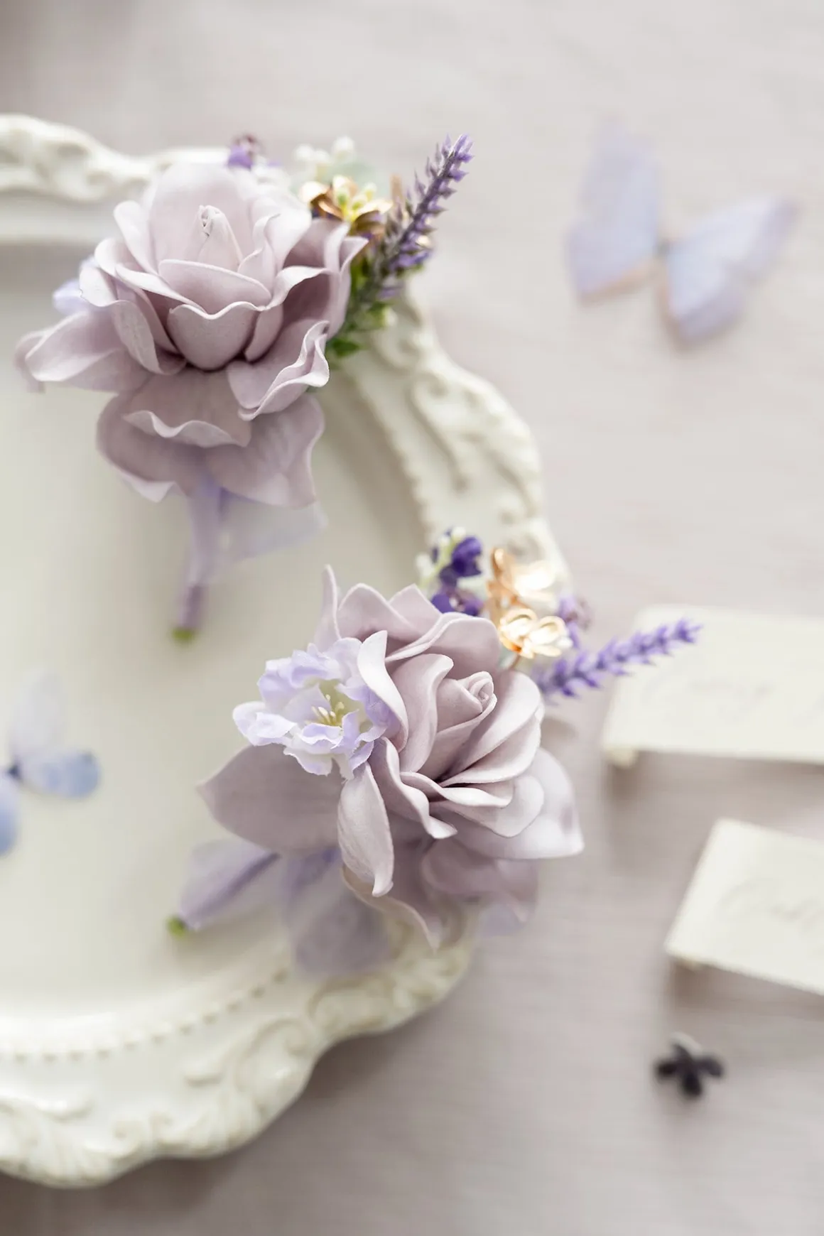 Boutonnieres in 1 White +5 Lilac (Set of 6)