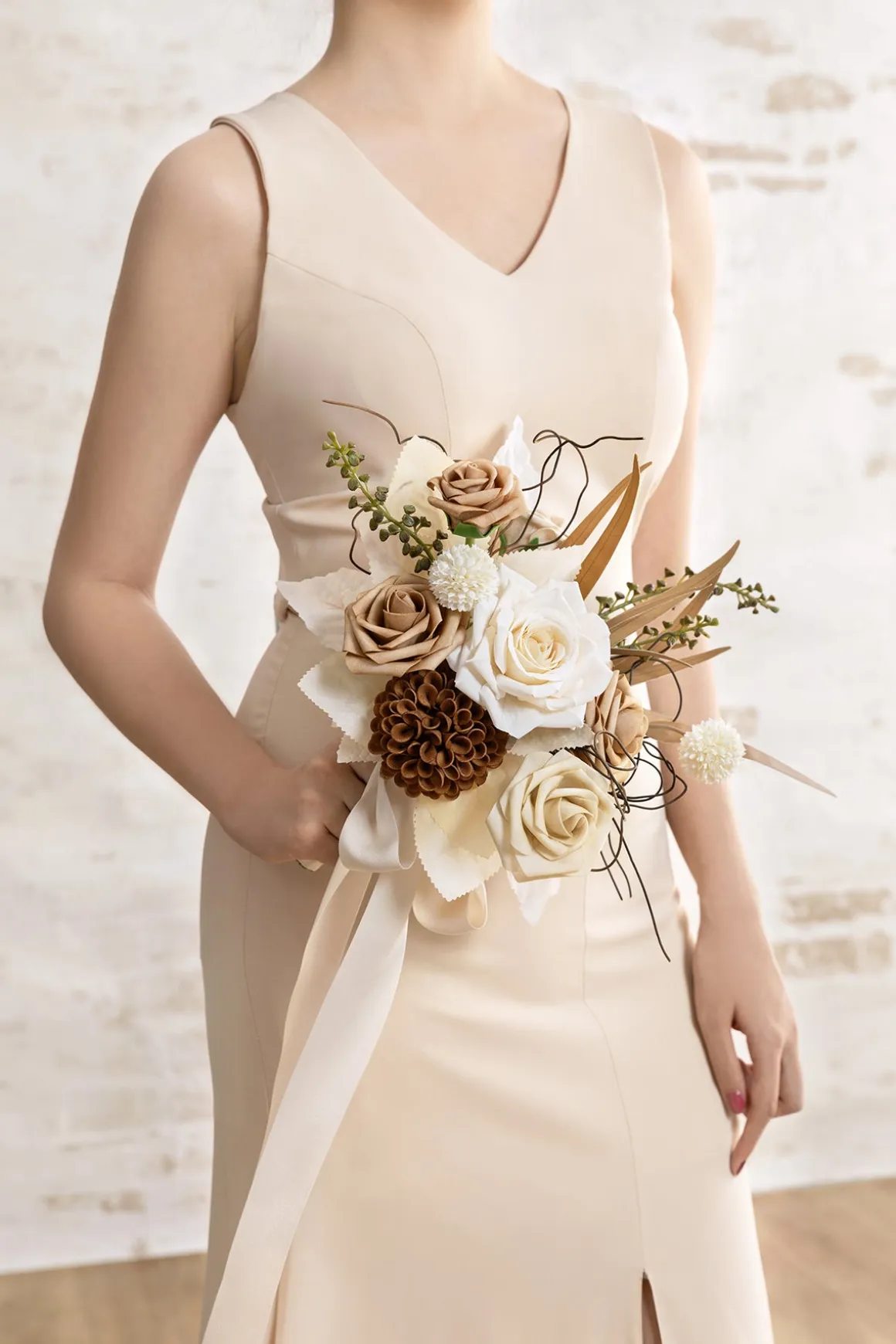 Bridesmaid Posy in Beige Raw Serenity